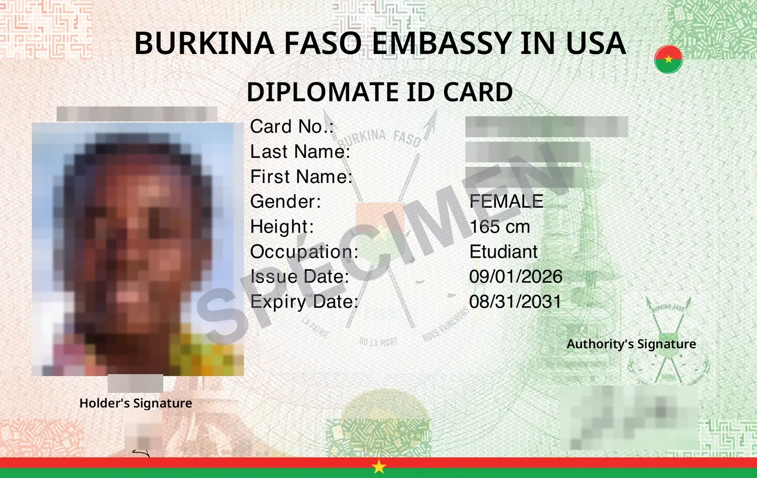 Recto d'une carte diplomatique au format ISO ID-1 : photographie, identité, fond guilloché intégral, armoiries en filigrane et pastille au drapeau national