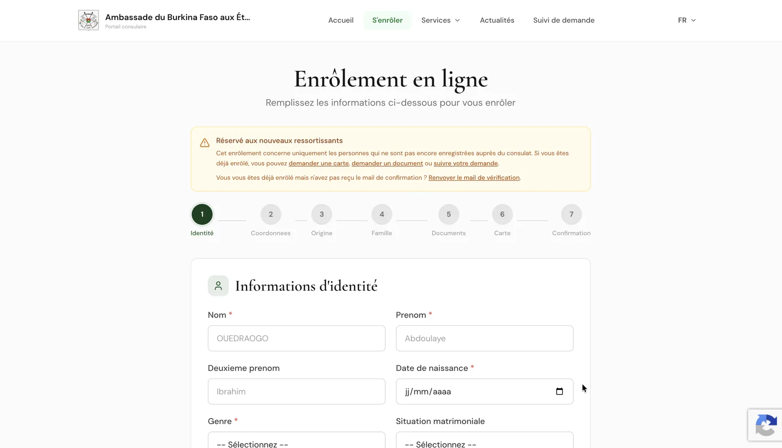 Parcours d'enrôlement en ligne en sept étapes : identité, coordonnées, origine, famille, documents, carte, confirmation